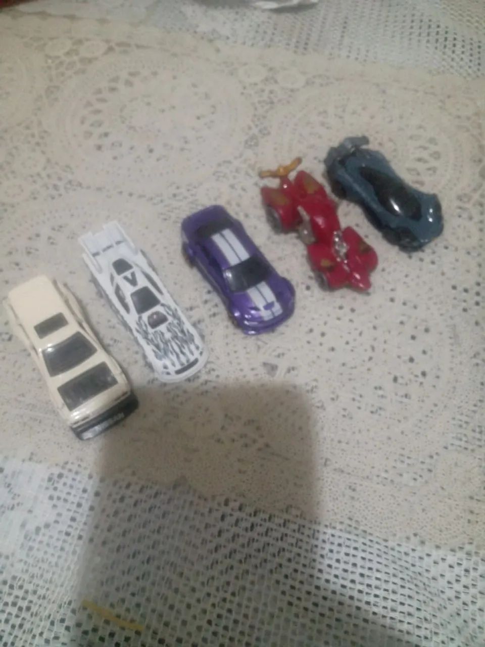 Kit com 5 carrinhos Hotwheels. - Foto 3