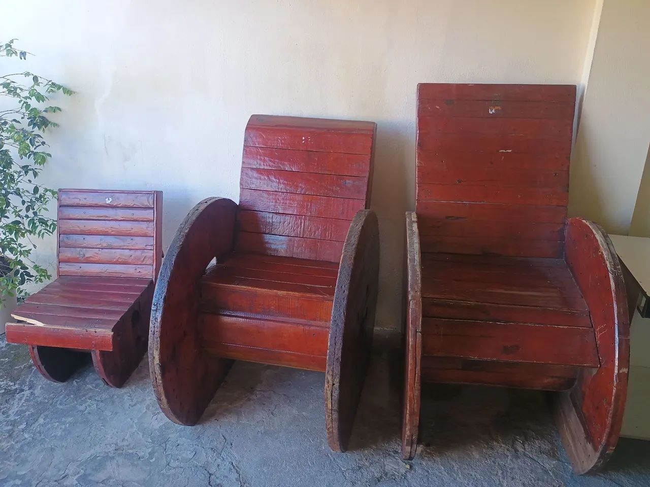 Vendo 3 Poltronas de madeira feita de carretel. - Foto 2