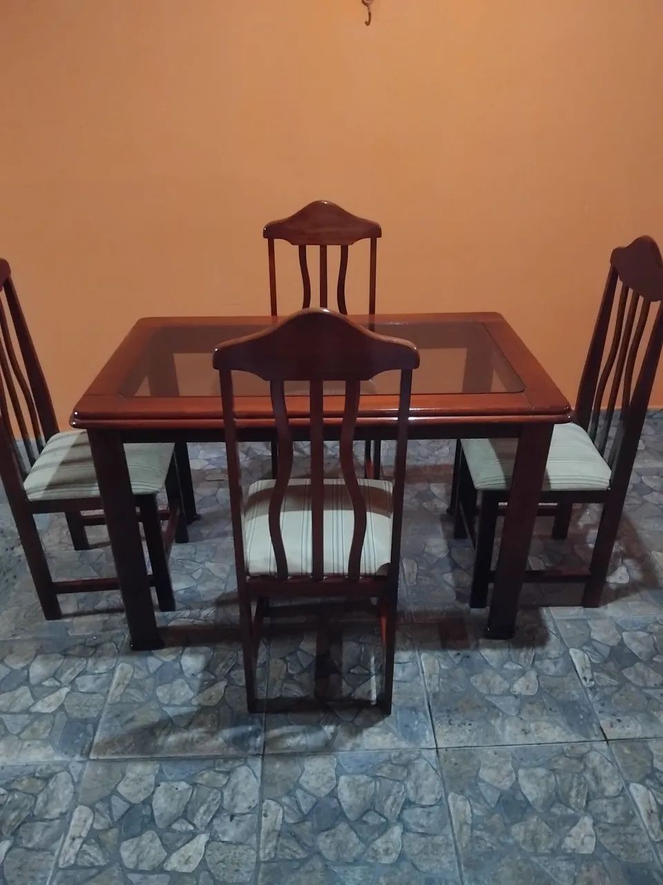 Mesa 4 cadeiras madeira maciça (Entrego) - Foto 2
