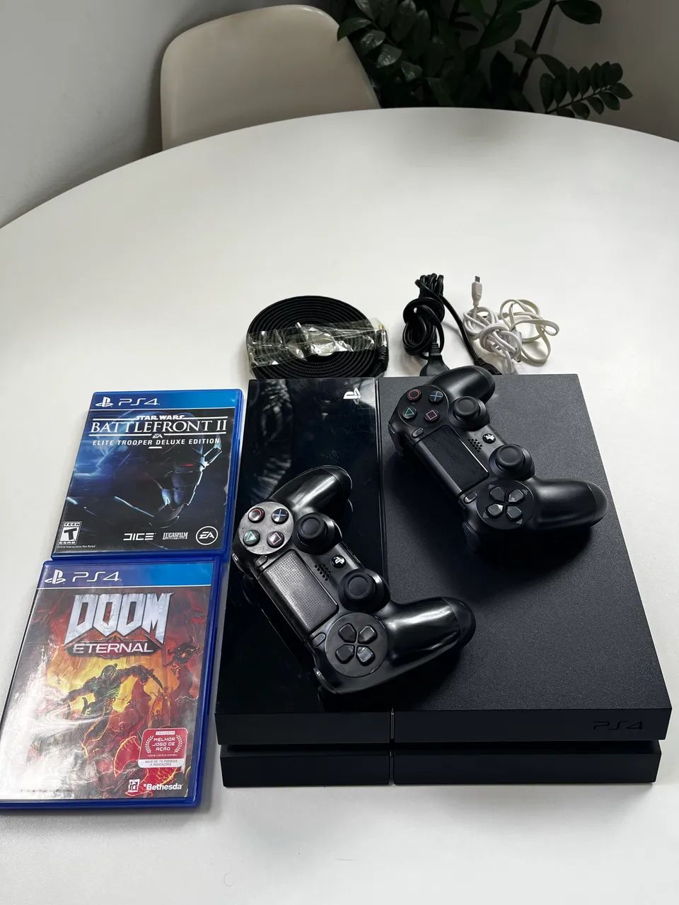 PlayStation 4  com dois controles e jogos  - Foto 3