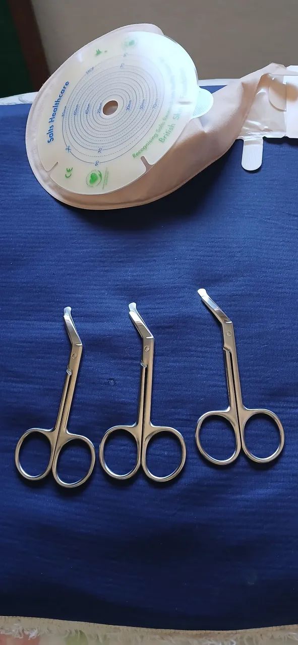 3 Tesoura de cortar praca de colostomia 