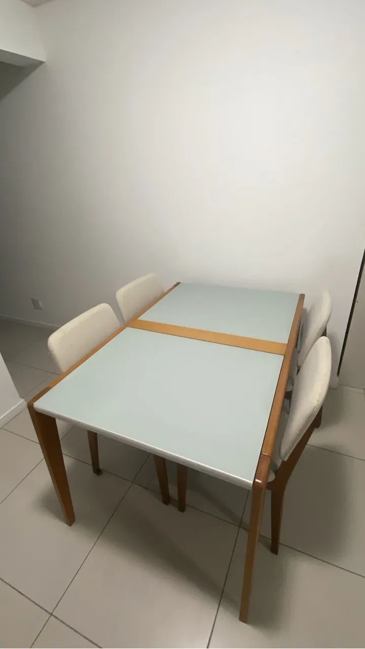 Mesa Retrátil com tampo de Vidro e 4 cadeiras