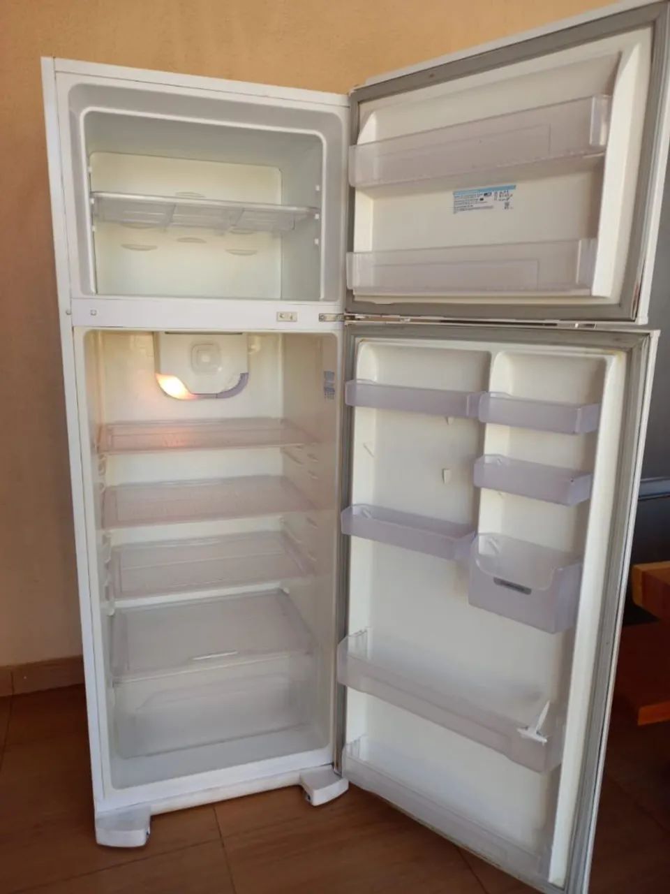 Vendo Geladeira Eletrolux Dc 49 - Foto 2