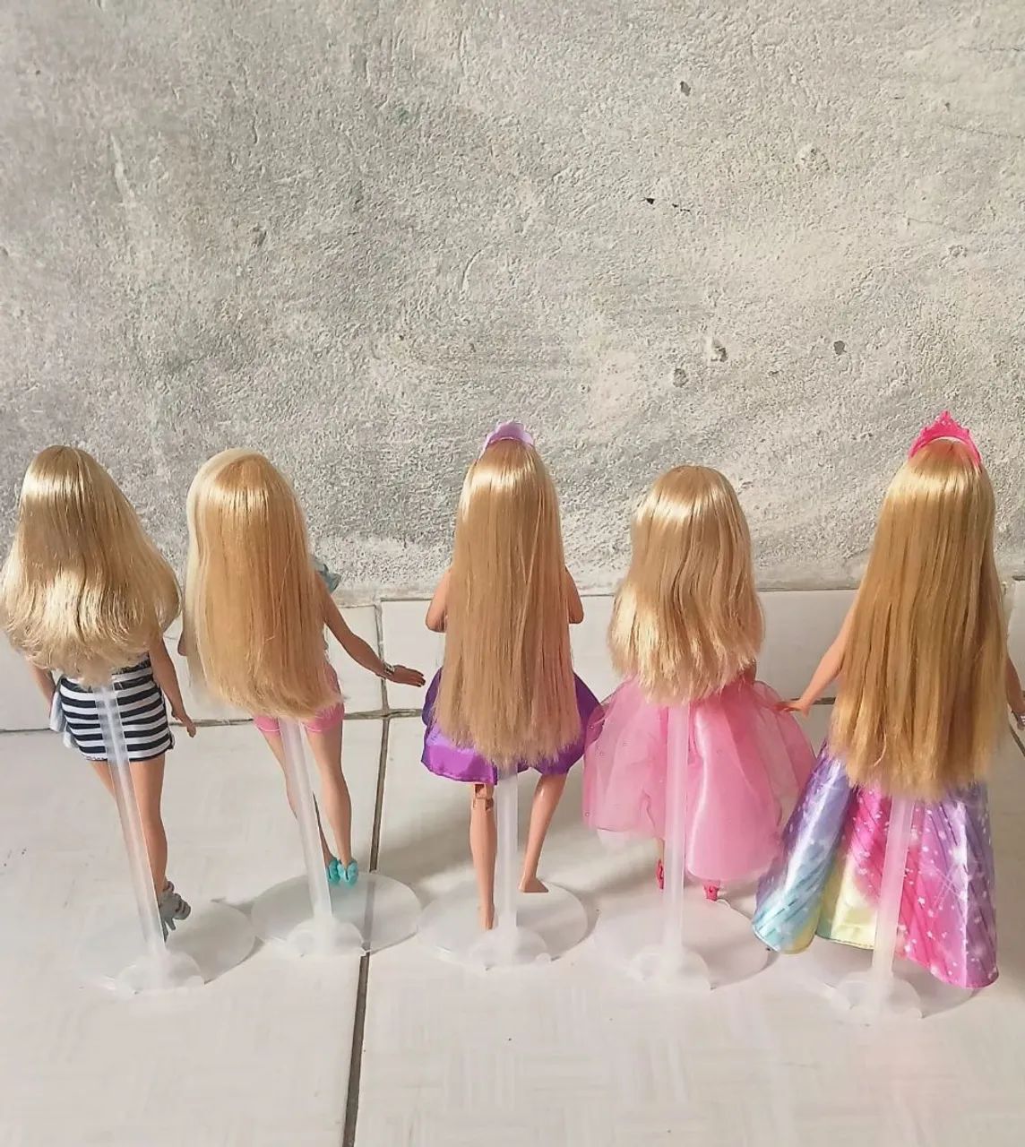 Lote com 5  bonecas Barbies usadas  - Foto 5