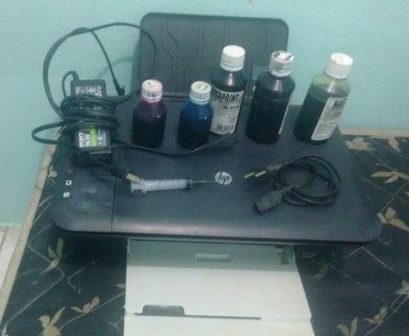 Impressora HP Deskjet com os 2 cartuchos bom.