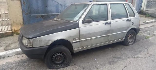 Carro semelhante ao Fiat Uno é cortado ao meio