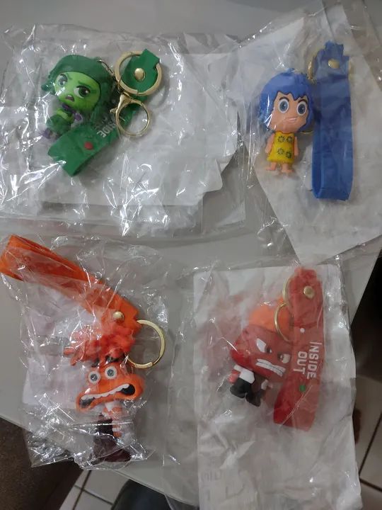 Chaveiros Divertida Mente 1 e 2 preço por unidade.