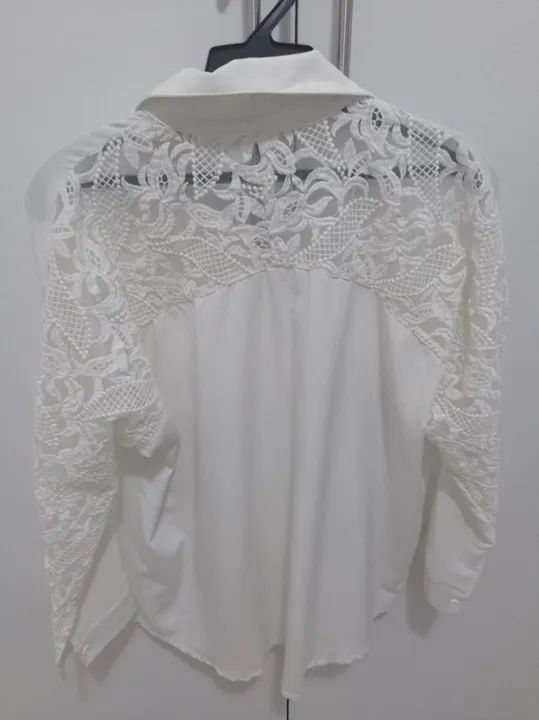 Blusa branca com detalhes em renda - Foto 2