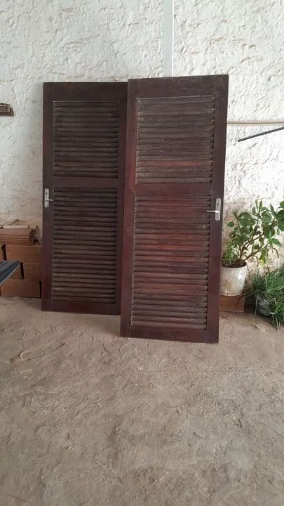 Portas de madeira maciça com venezianas