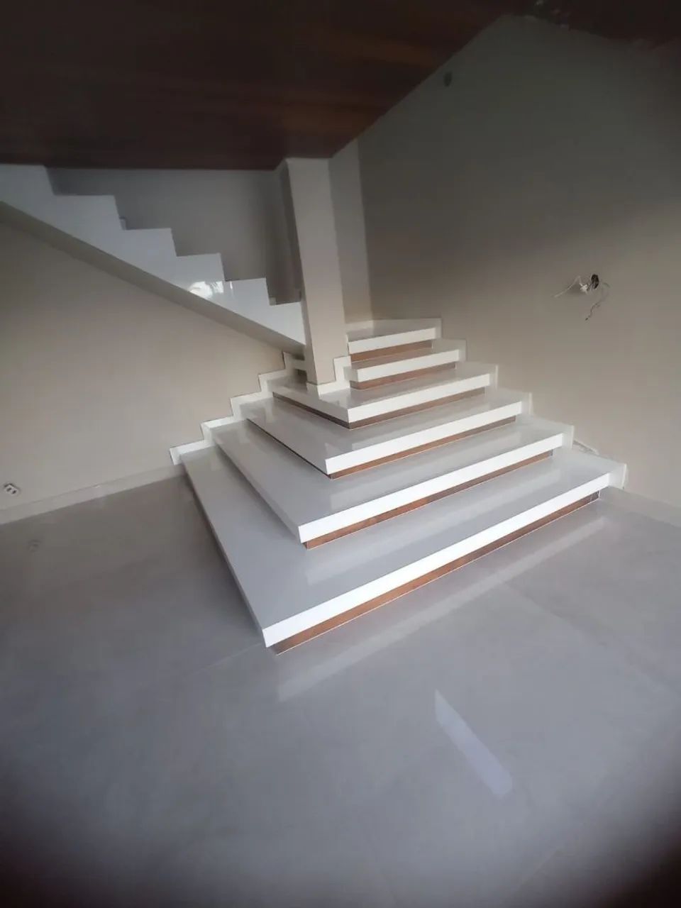 Escada em madeira e revestida com porcelanato - Foto 5