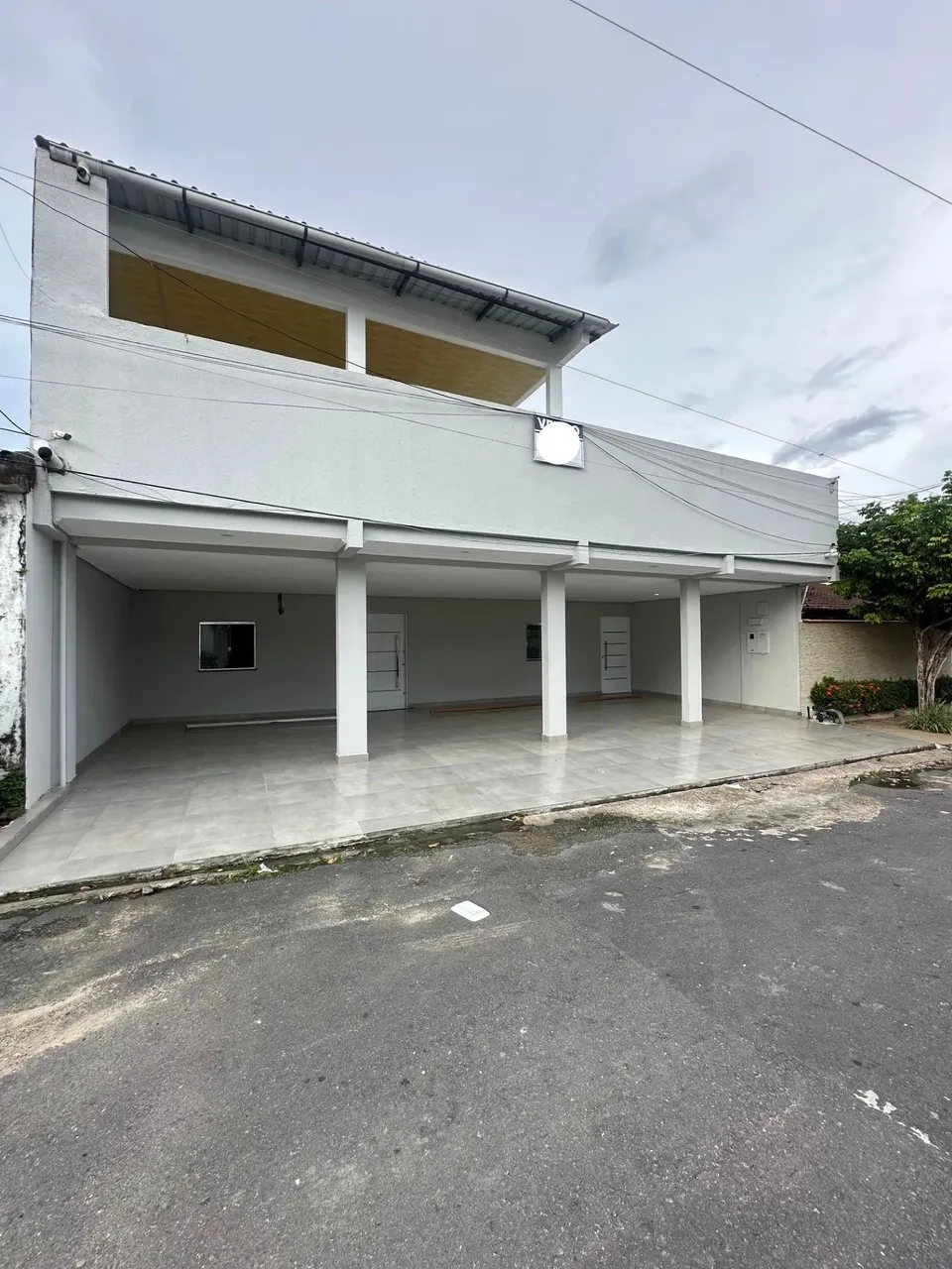 Casa comercial no Shangrilá, no Parque 10 com 3 pisos ideal para escritório e clínicas