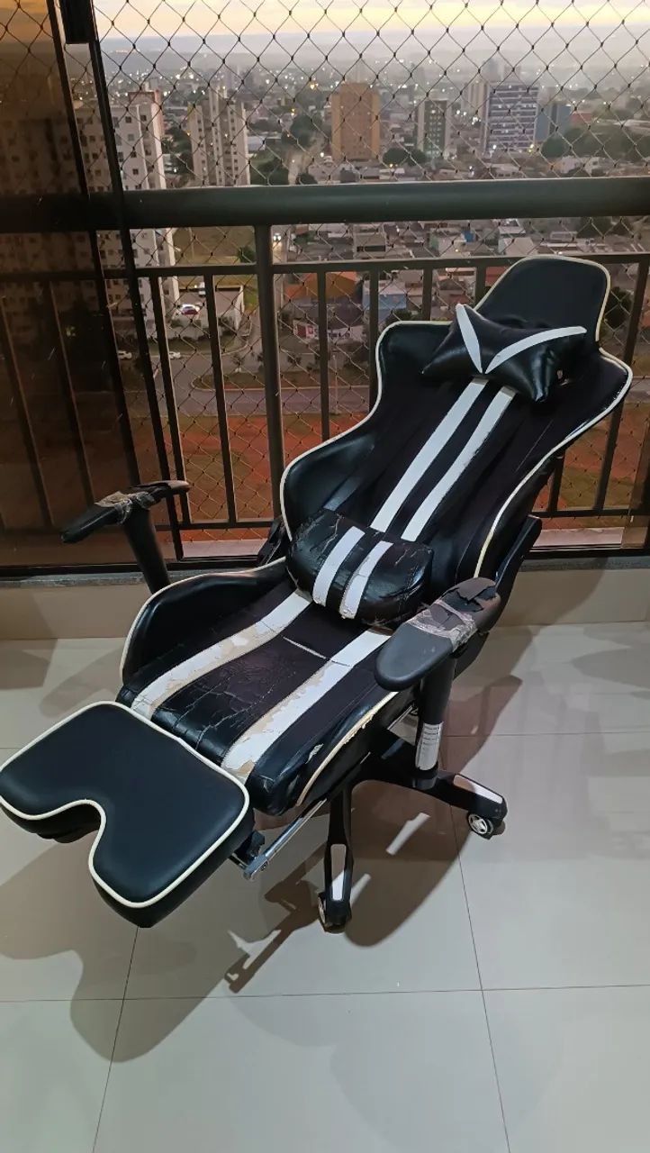 Cadeira Gamer Pelegrin Reclinável com Apoio de Pernas