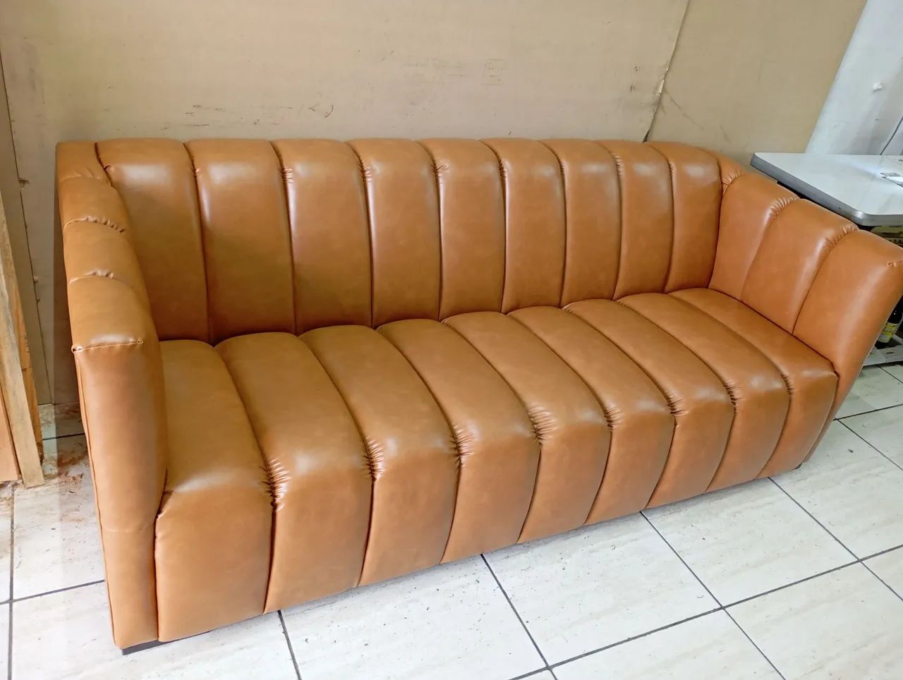 Sofá de Couro Moderno e Elegante veja a descrição completa  - Foto 4