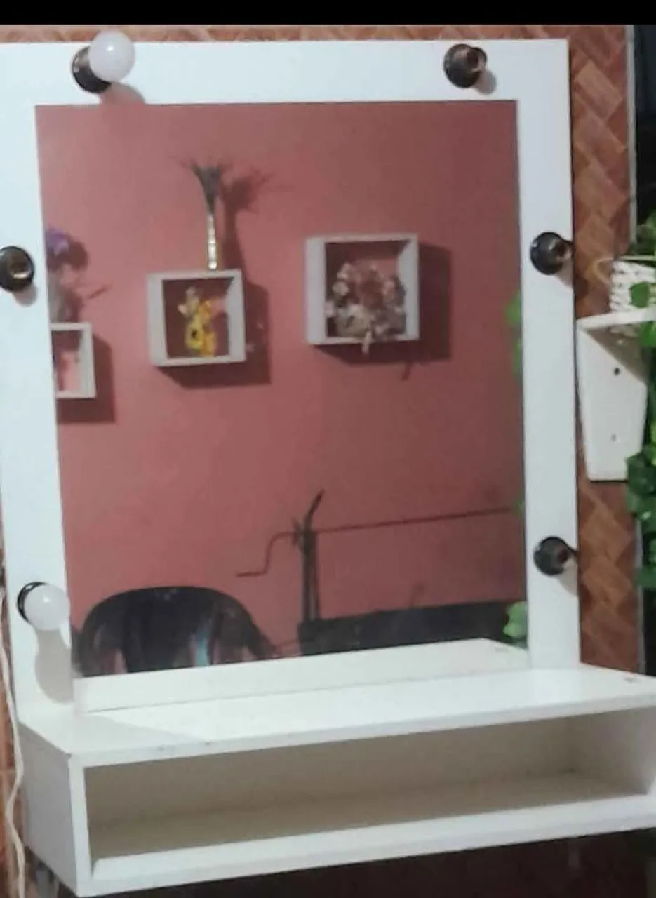 Penteadeira com luzes e prateleira