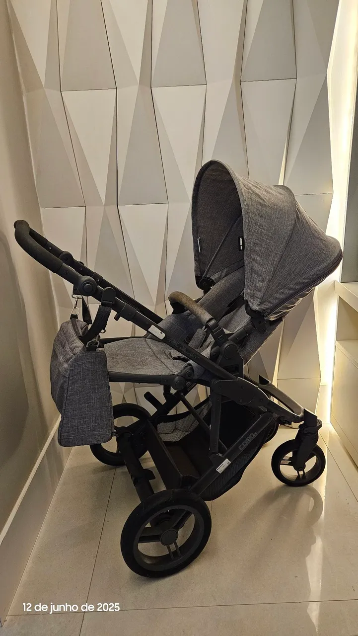 Carrinho de Bebê Conforto Cinza Com Design Moderno