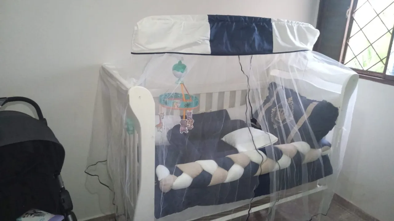 Berço completo acompanha banheira e trocado