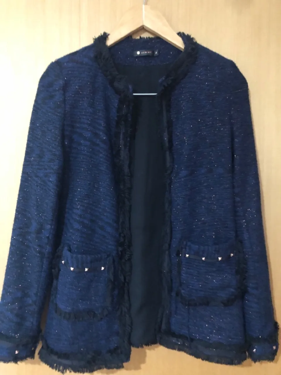 Casaco azul marinho de tweed, com brilhos e com detalhes em franja. Marca Maria Filó