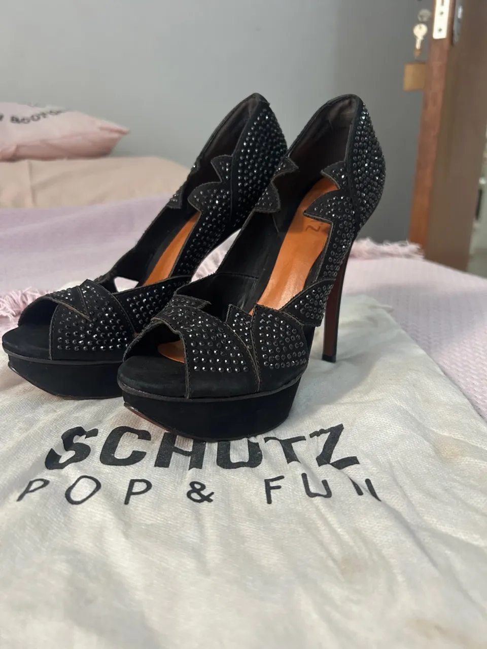 Salto Schutz Preto com Detalhes em Strass