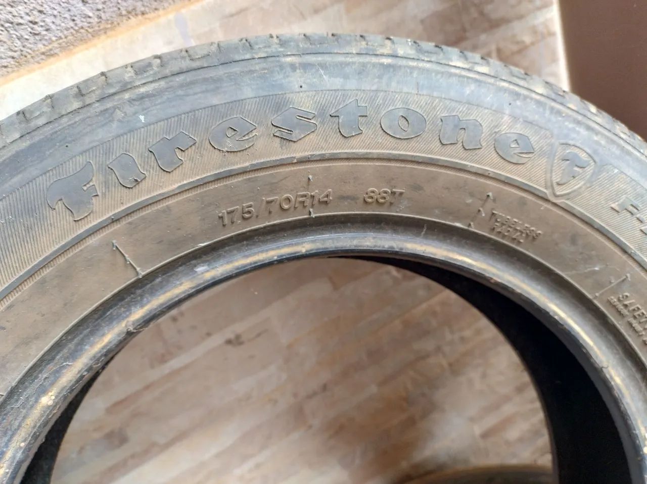 Vendo 4 pneus Firestone 175/70R14 meia vida - Foto 3