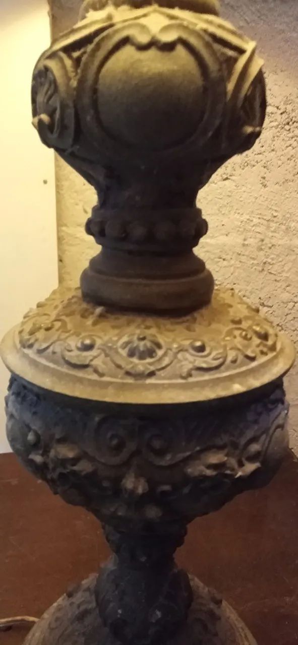 Antigo e raro abajur em bronze ricamente decorado em baixo relevo - Foto 4