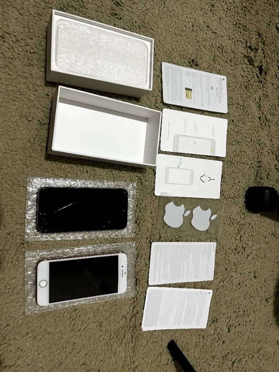 2 iPhones para Peças/Conserto - Modelos A1778 e A1688