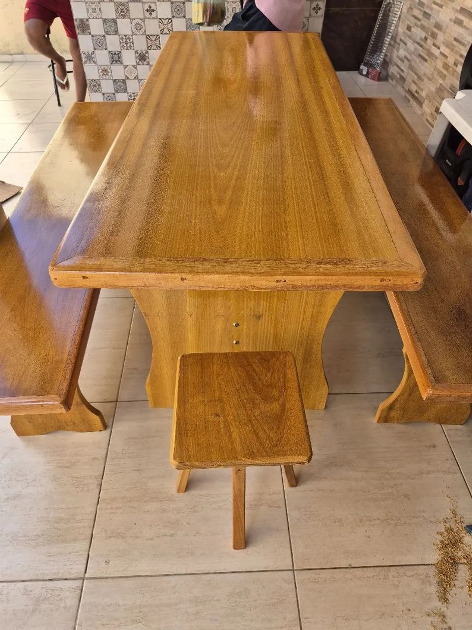 Mesa de Jantar Amadeirada com Bancos e Banquinho