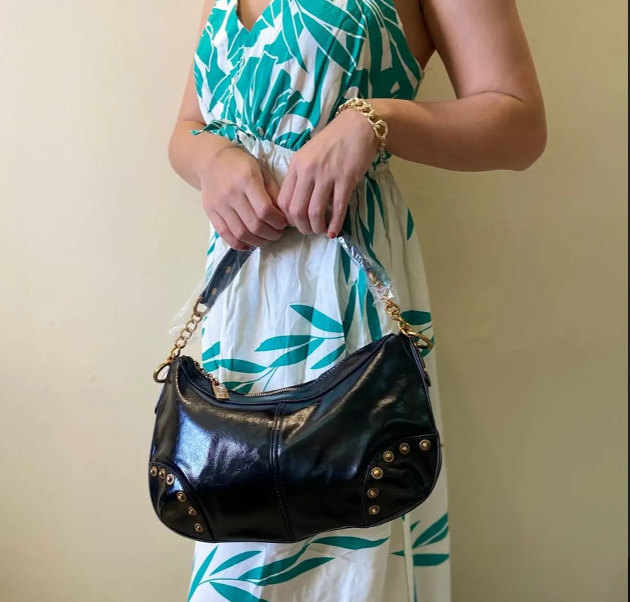 Bolsa de Couro Preta com Detalhes Dourados