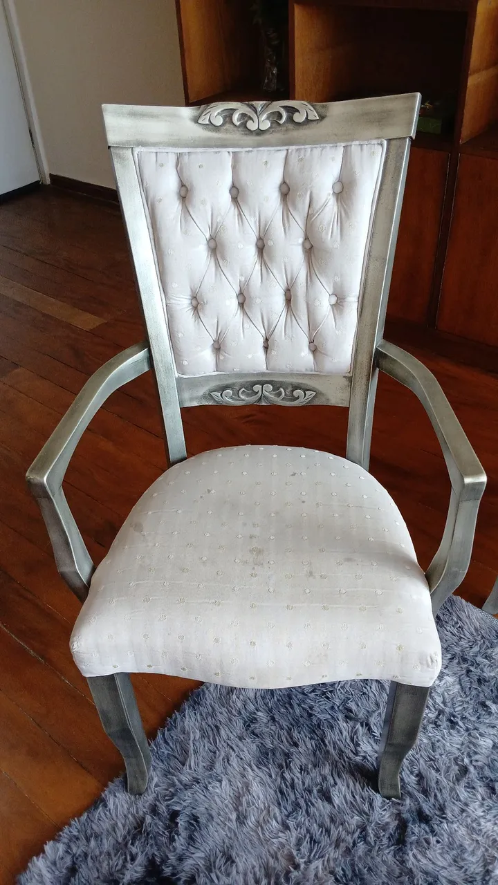 Cadeira Clássica com Detalhes Elegantes