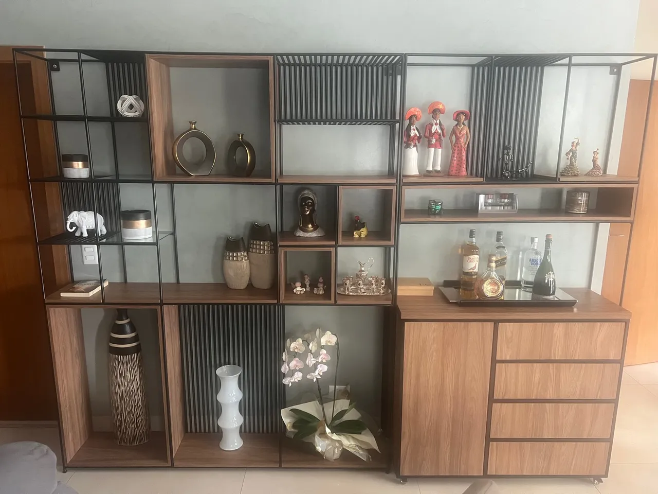 Estante moderna de madeira e alumínio ideal para salas e copas.