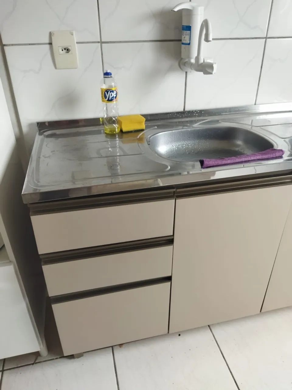 Mesa de Cozinha com Pia e Armários
