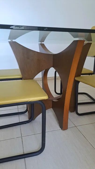 Mesa com tampo de vidro, base e 4 cadeiras - Foto 4