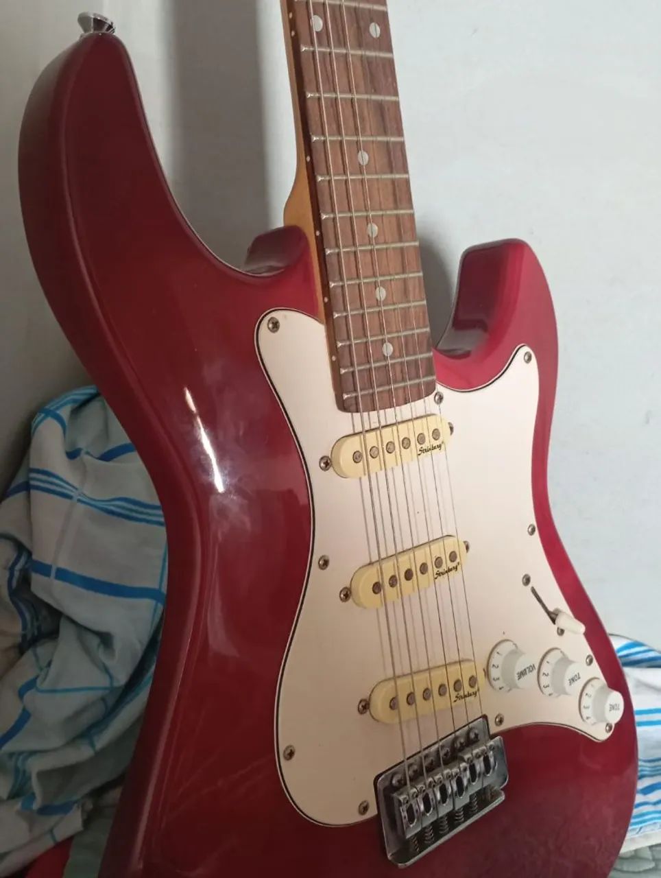 Guitarra elétrica Strinberg Stratocaster STS100  - Foto 5