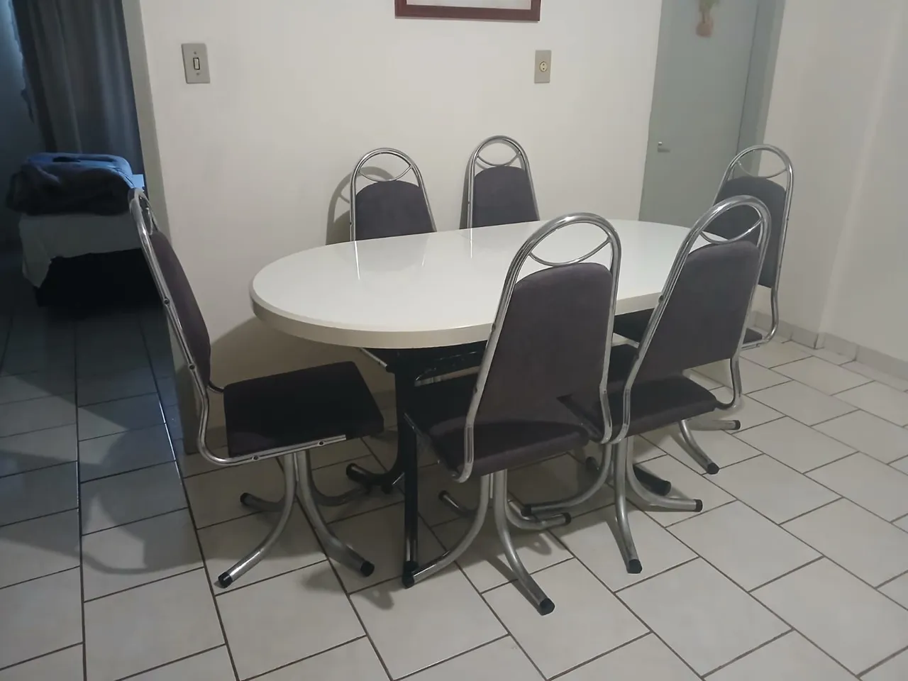 Mesa Extensível + 6 Cadeiras Giratórias Estofadas (brinde: 2 toalhas de mesa)