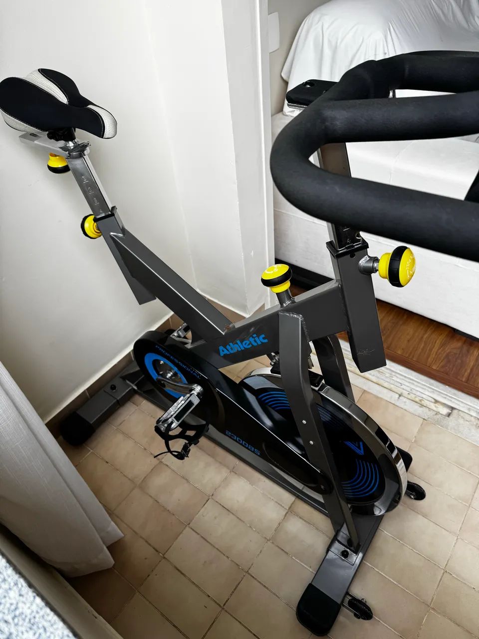 Bicicleta spinning Athletic 2300BS impecável! Roda de 20kg - Foto 2