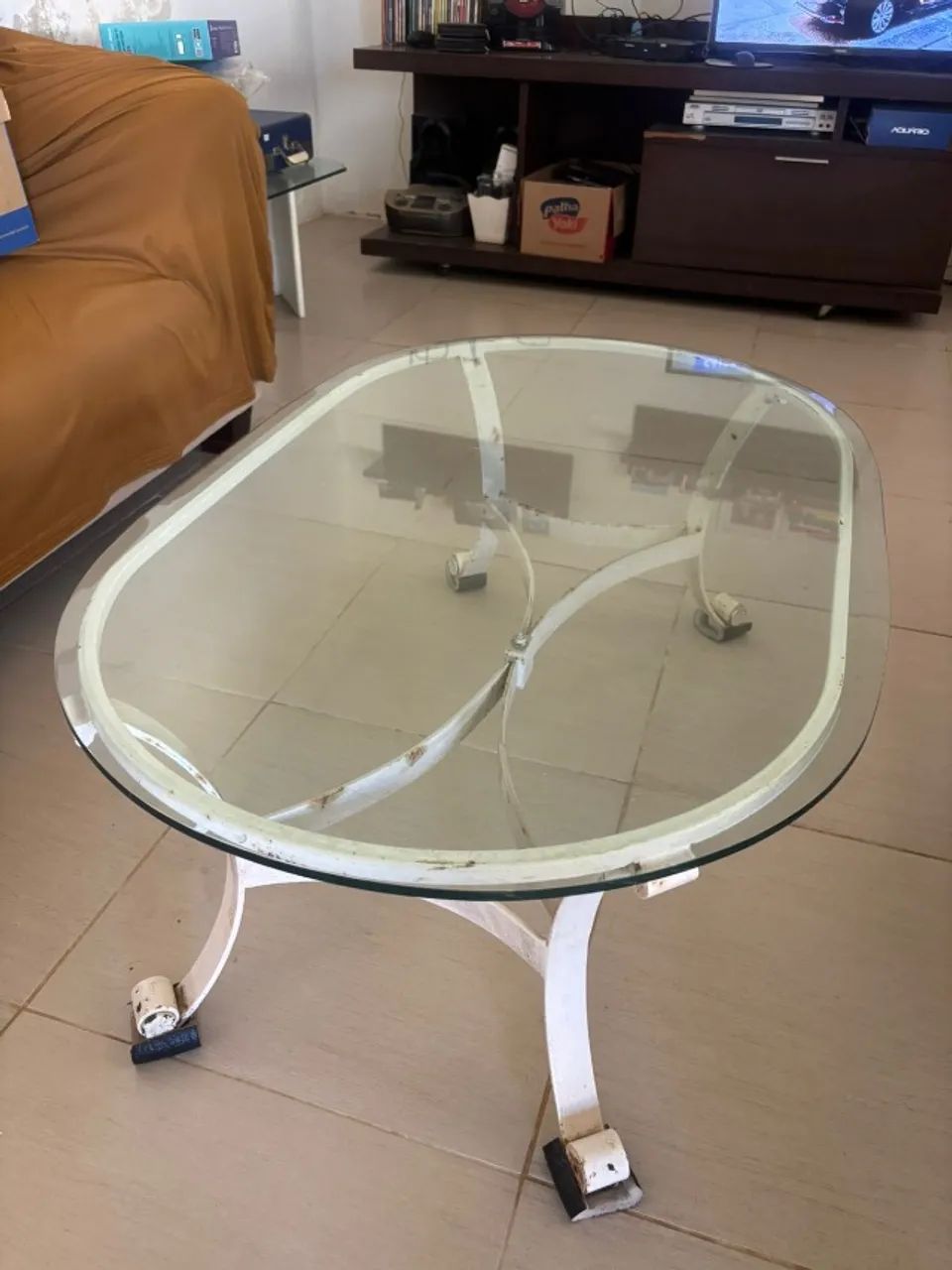 Vendo Mesa Baixa de Centro Com Tampo Oval de vidro e Pés Em ferro - Foto 2