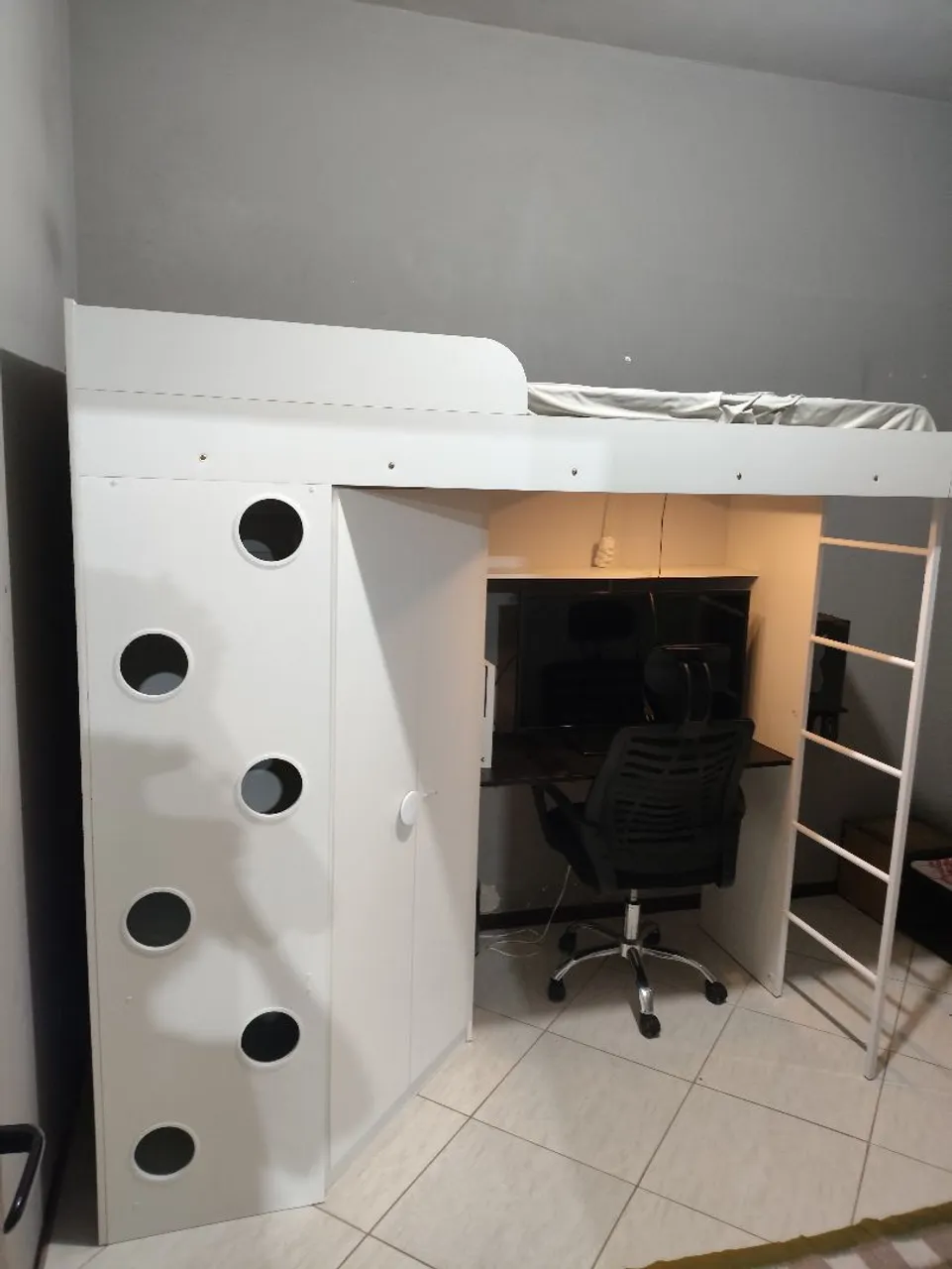 Cama multifuncional + Colchão + Cadeira de escritório.