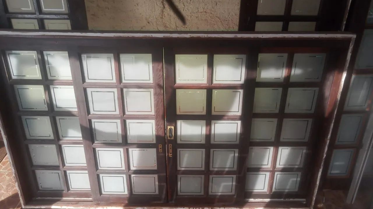 Vendo 2 portas e 4 janelas,todas com vidro.madeira maciça 