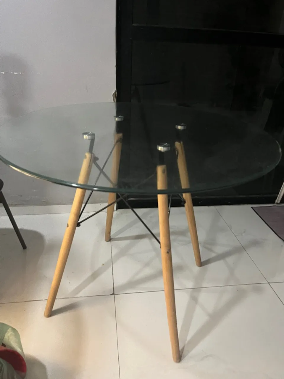 Mesa Redonda de Vidro com Pés de Madeira 80cm largura e 72 cm altura