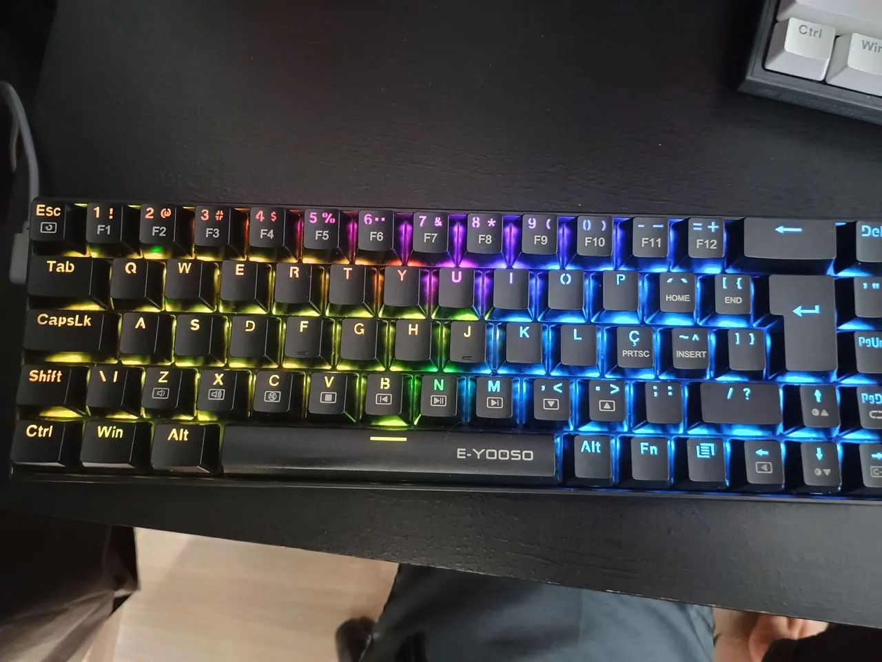 Teclado Mecânico Gamer E-YOOO Mini Slim Wired Z686 RGB - 60% - Vermelho - Foto 3