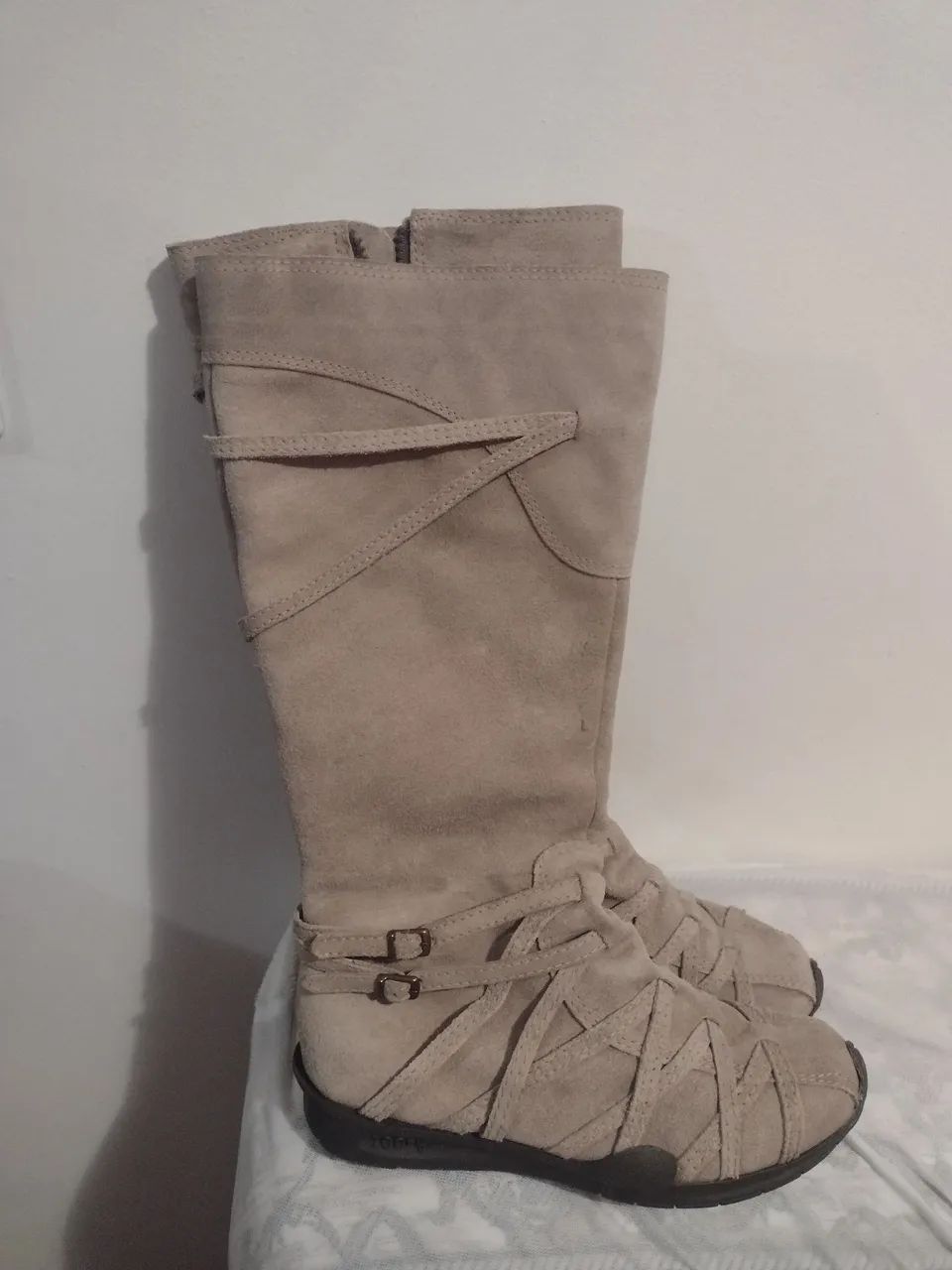Botas Feminina em couro Bege - Conforto e Estilo - Foto 2