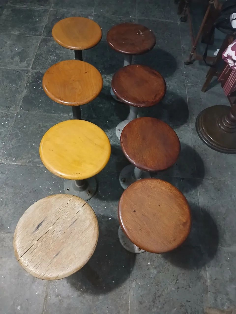 Jogo de 8 Banquetas de Madeira para Bar