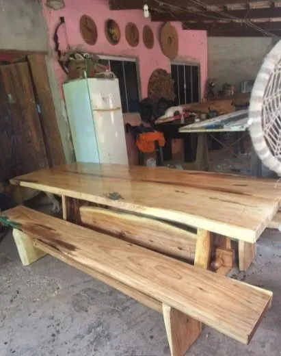 Mesa de jantar rústica de madeira maciça com banco