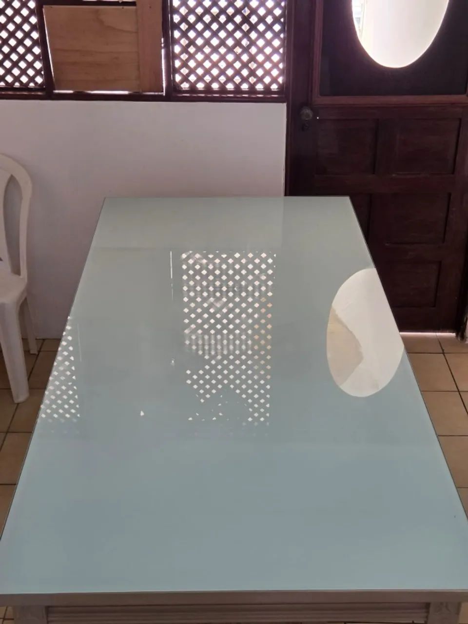 Mesa de madeira artesanal esculpida com vidro - Foto 4