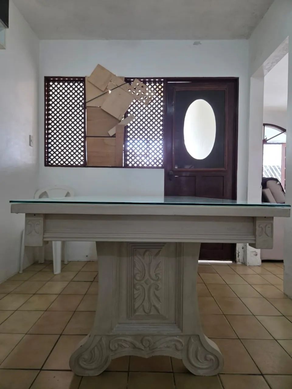 Mesa de madeira artesanal esculpida com vidro - Foto 3