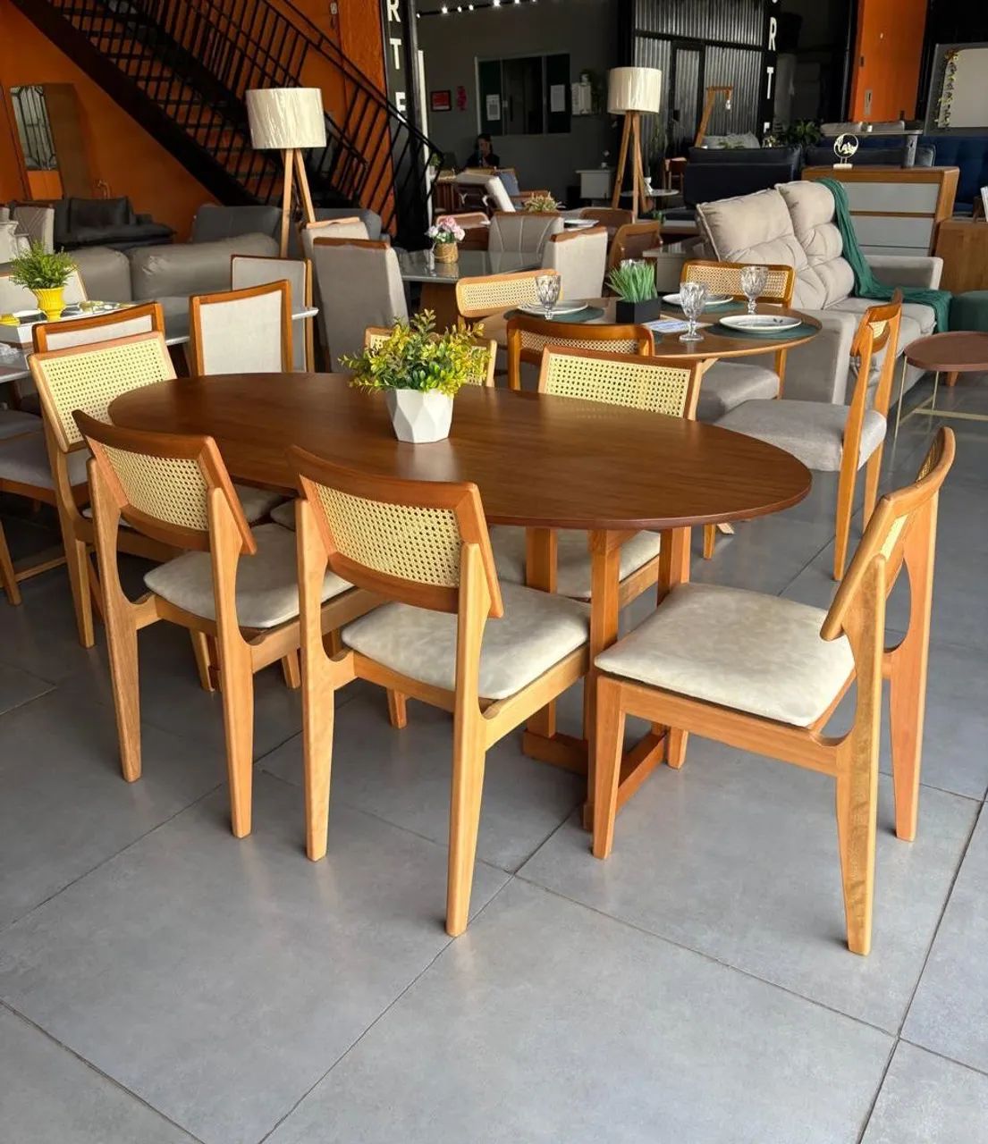 Mesa oval com 6 cadeiras Nova a pronta entrega 