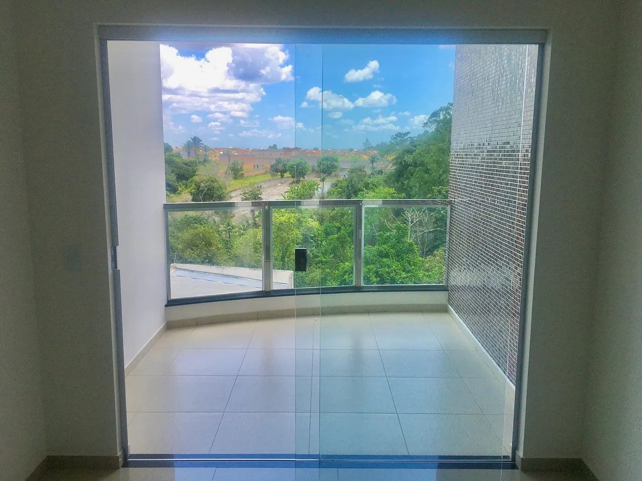 Apartamento de fino acabamento com varanda e garagem em Eunápolis - Foto 4