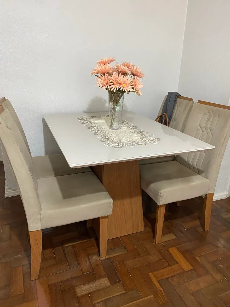 Vendo mesa semi-nova com quatro cadeiras