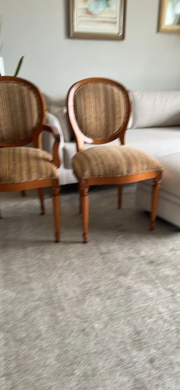 Cadeiras sala de jantar estofadas semi novas e talhadas em cedro rosa - Foto 2