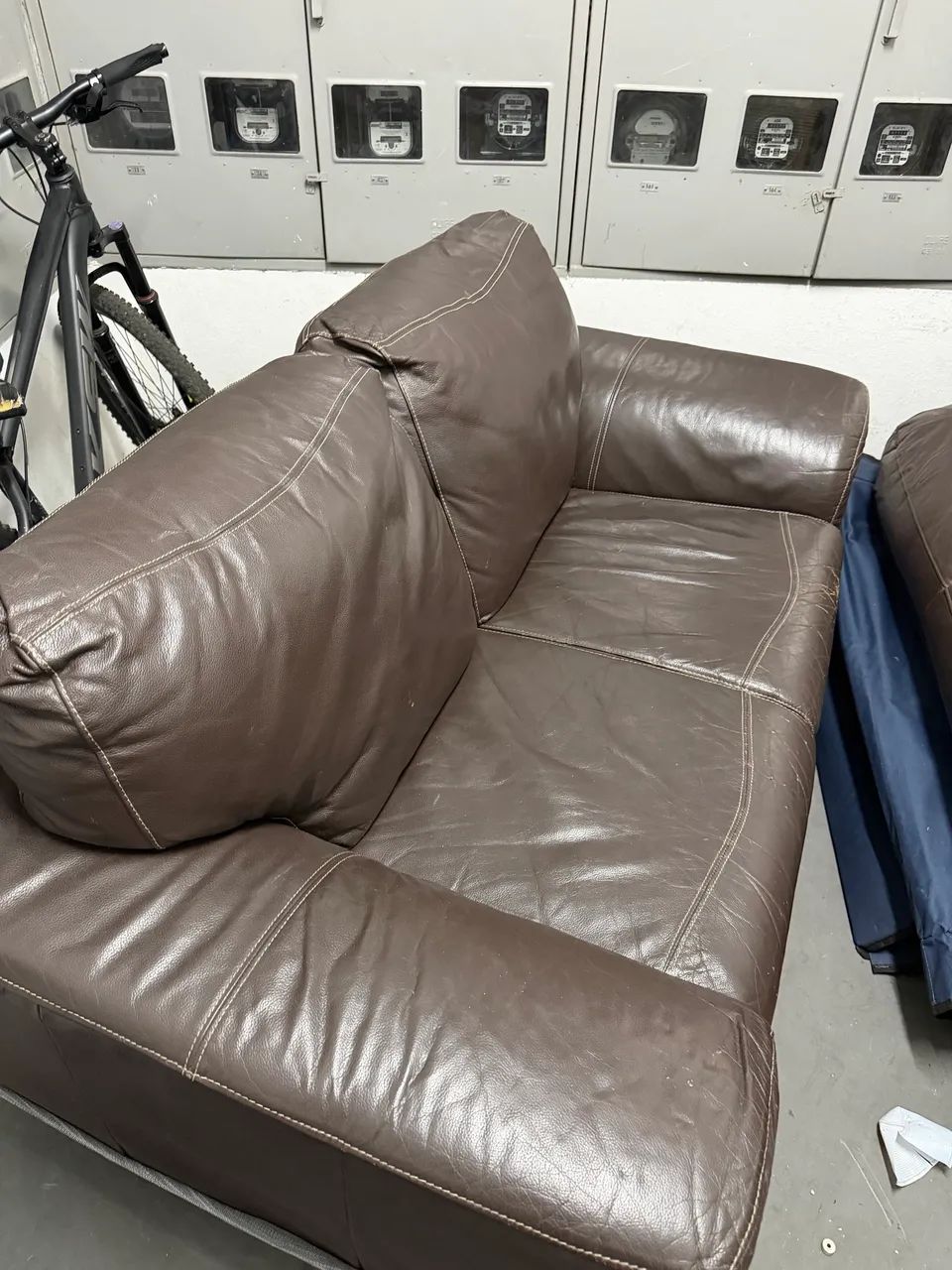 Vendo sofá de dois lugares couro legítimo 