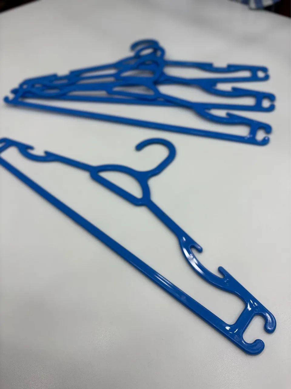 Kit com 10 Cabides Plásticos Azuis - Foto 5
